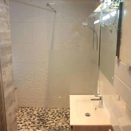 Apartament T3 Of 50m, 1 Bedroom And 1 Office 12m, Championnet Le 70 Thiers *
